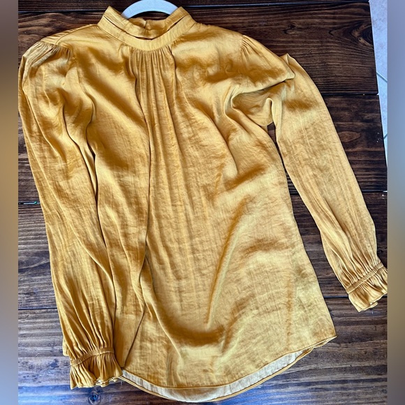 Keyhole w button closure
Mock neck
Long sleeve w gathered shoulders
Polyester - Picture 3 of 5